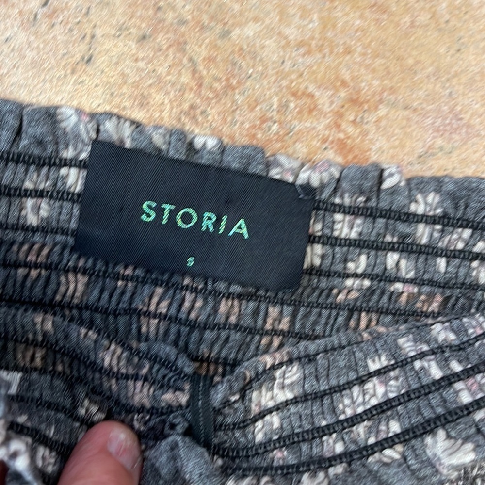 STORIA SMOCKED COTTAGE FLORAL CROP TOP GRAY - Picture 2 of 4